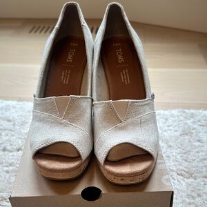 TOMS Women's Beige Peep-Toe Wedges